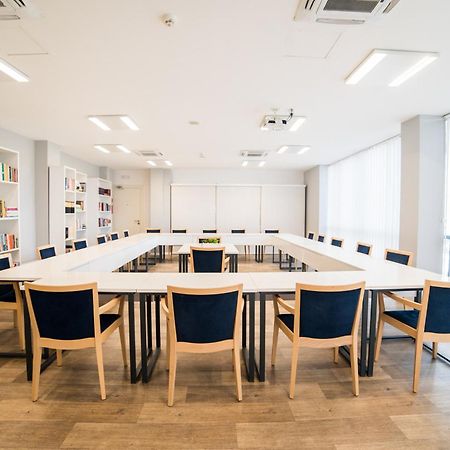 University Hotel Dorrah 투즐라 외부 사진