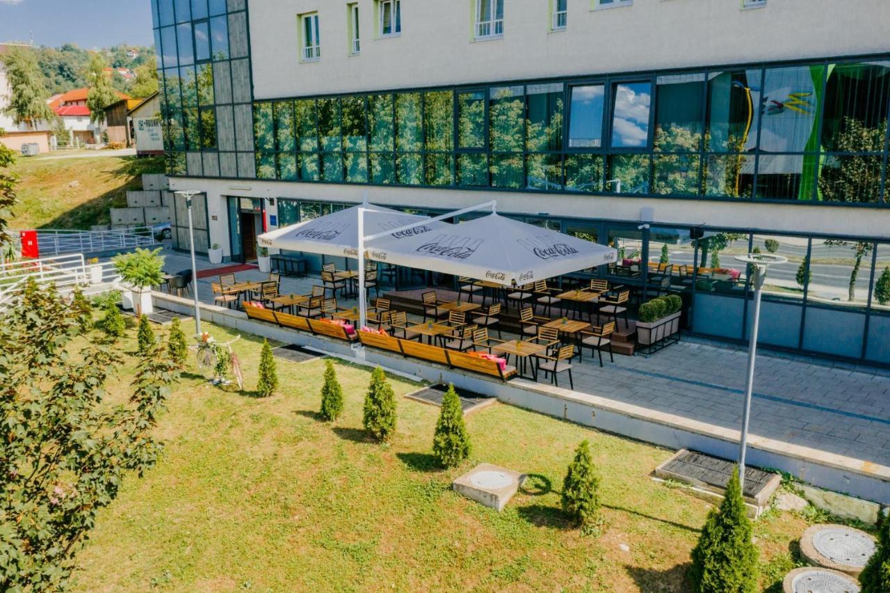 University Hotel Dorrah 투즐라 외부 사진