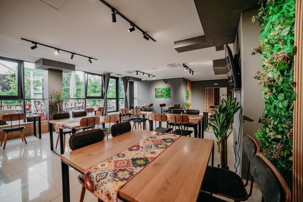 University Hotel Dorrah 투즐라 외부 사진