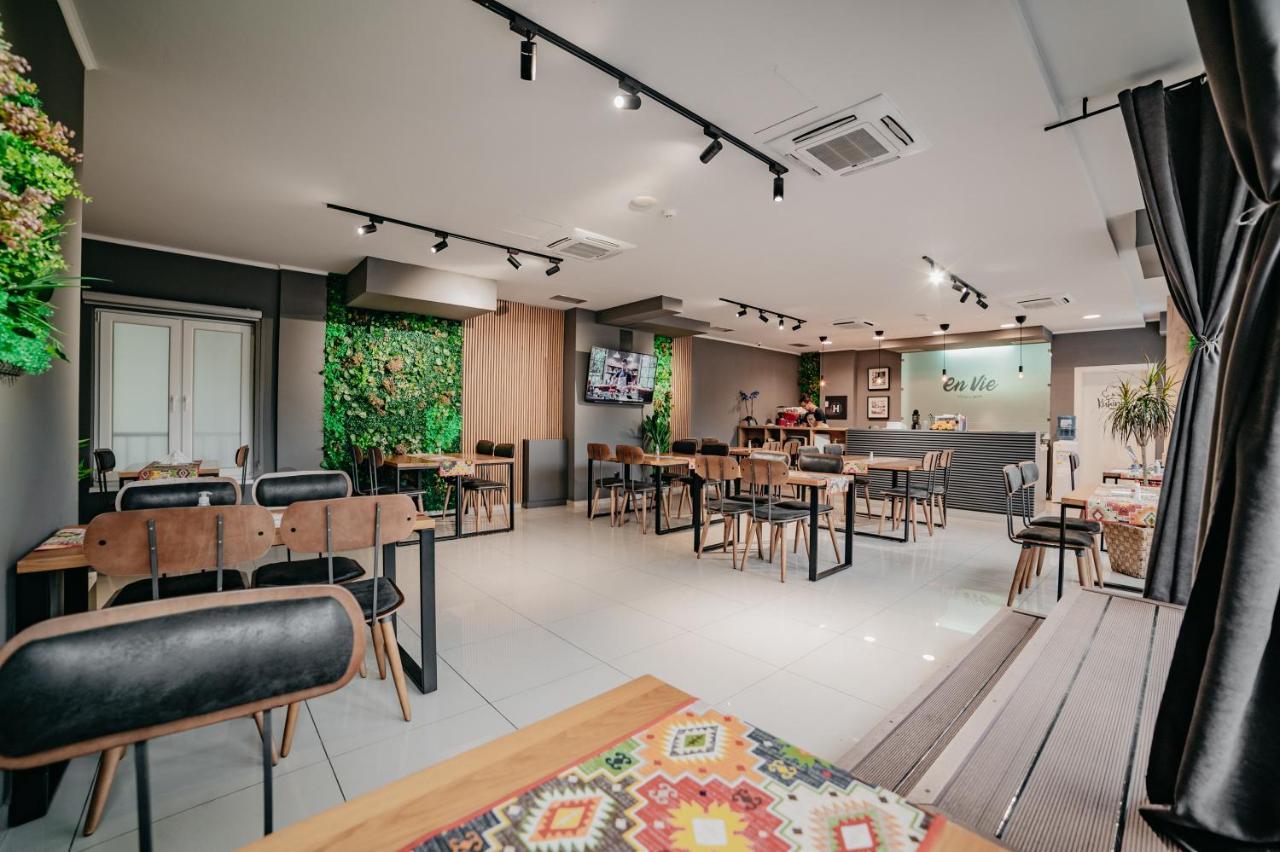 University Hotel Dorrah 투즐라 외부 사진
