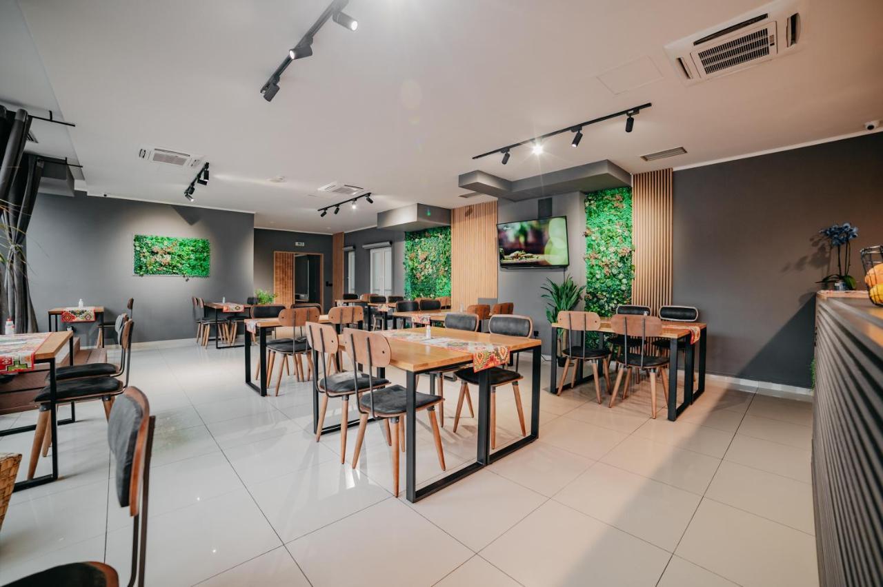 University Hotel Dorrah 투즐라 외부 사진