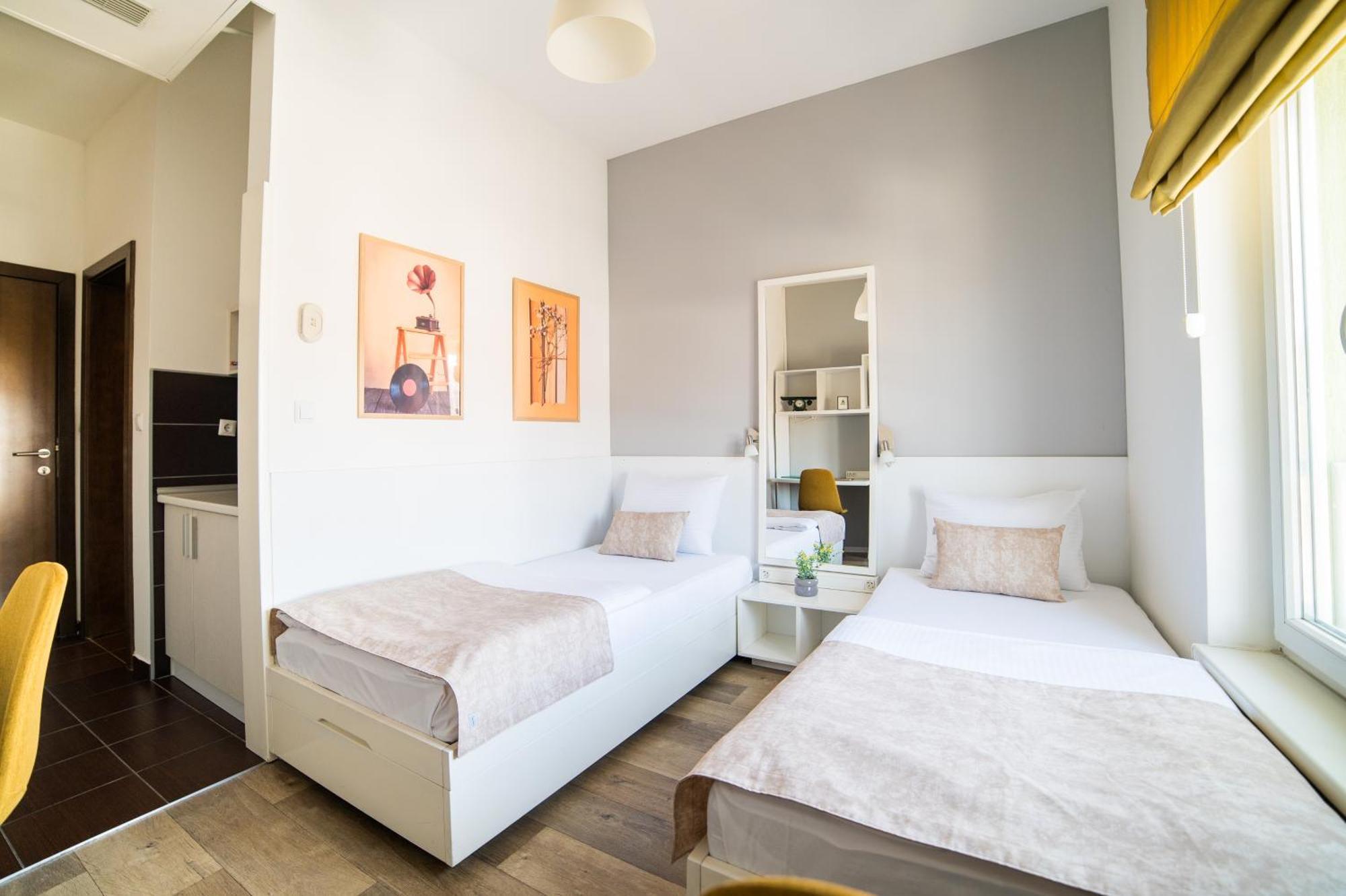 University Hotel Dorrah 투즐라 외부 사진