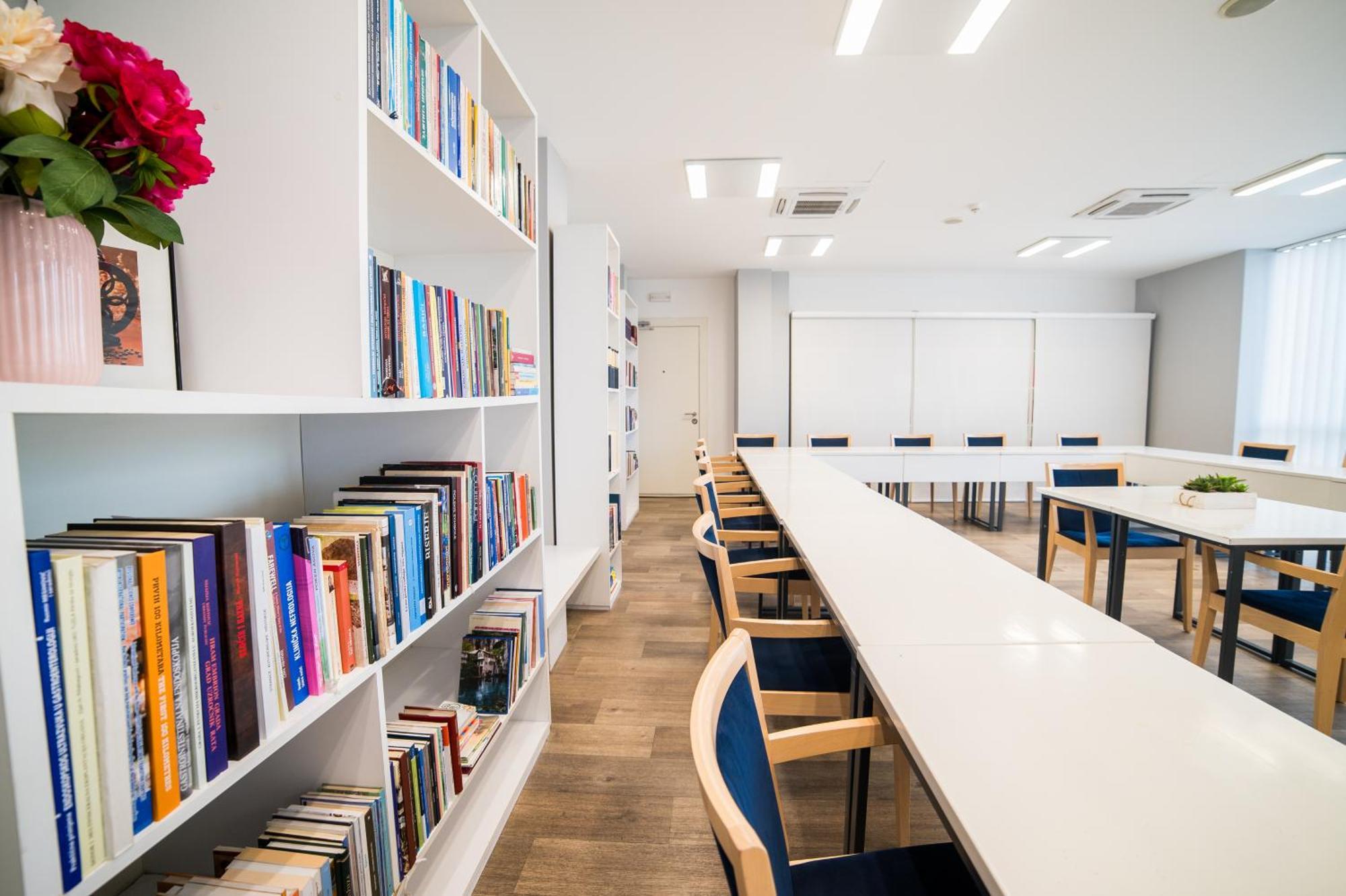 University Hotel Dorrah 투즐라 외부 사진