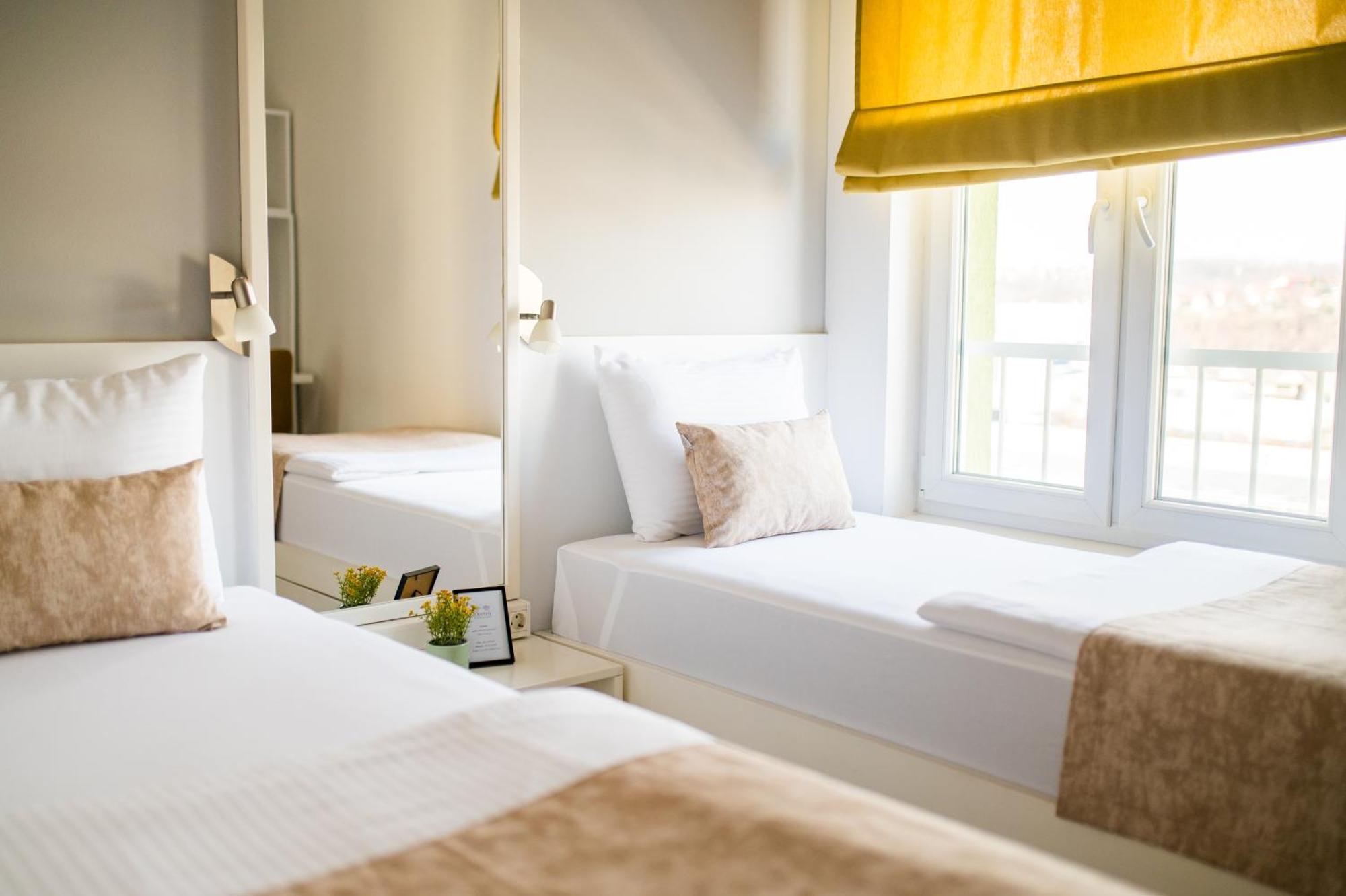 University Hotel Dorrah 투즐라 외부 사진