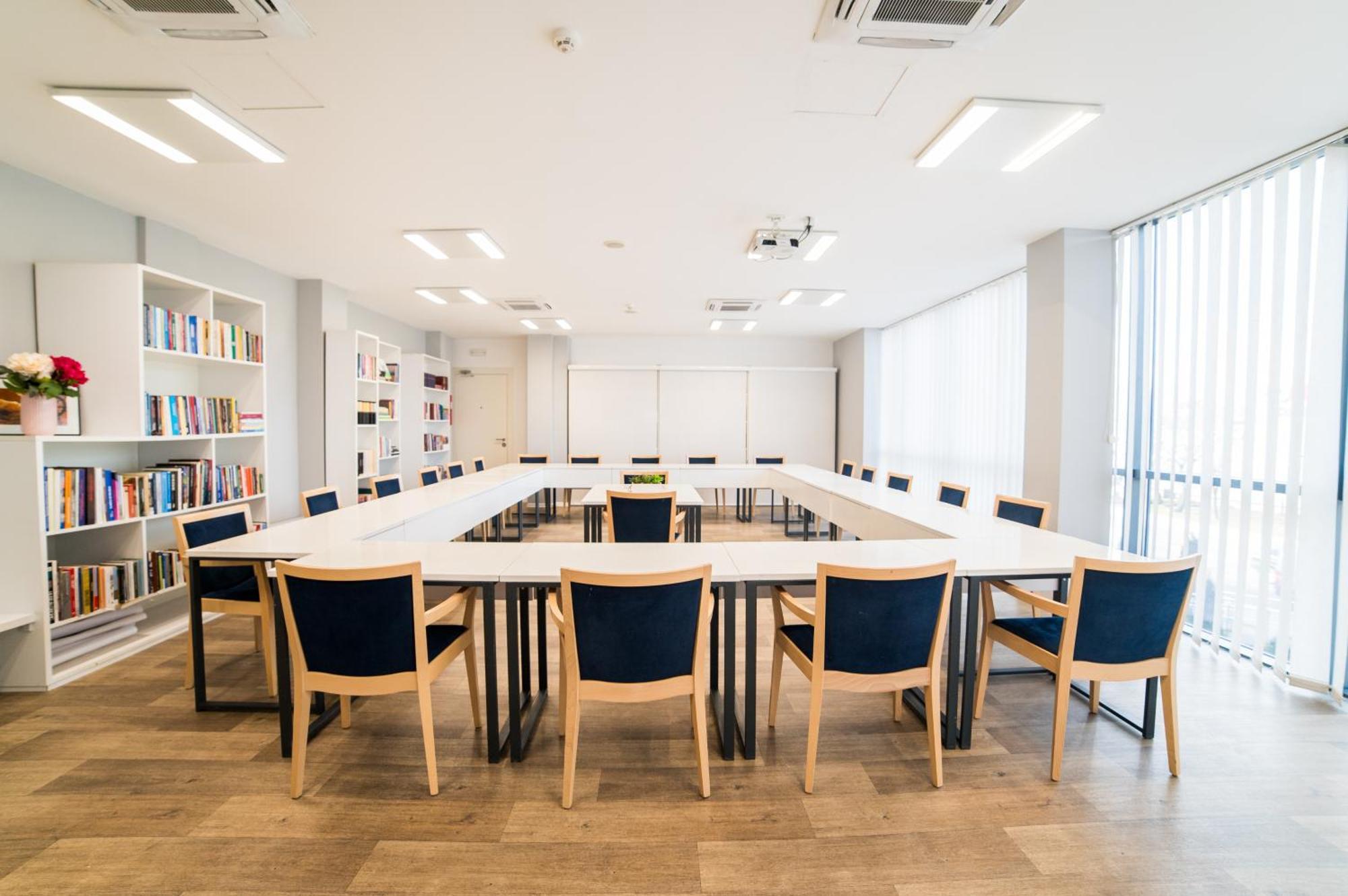 University Hotel Dorrah 투즐라 외부 사진
