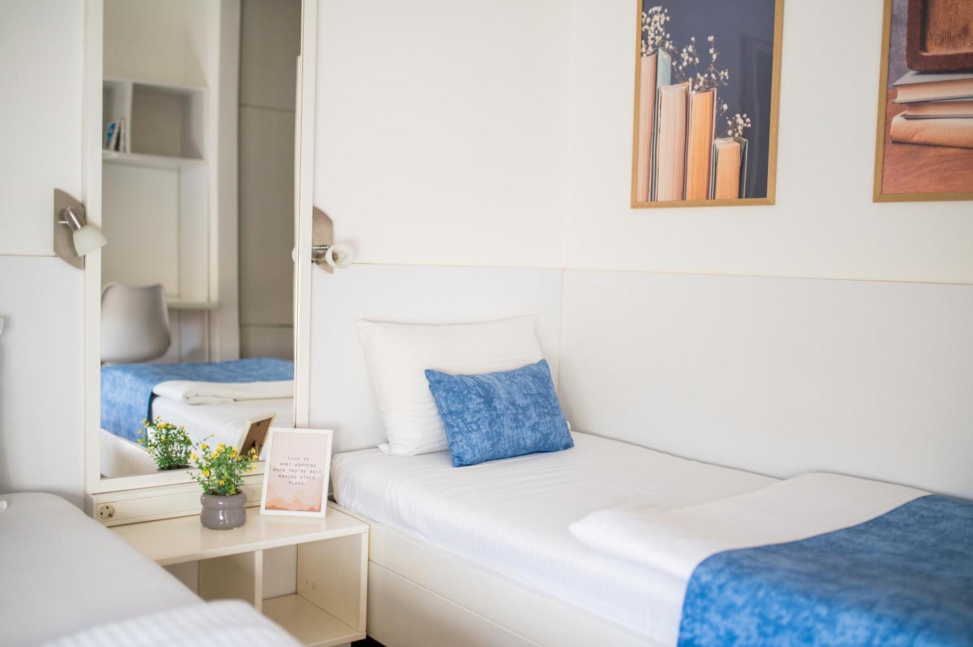 University Hotel Dorrah 투즐라 외부 사진