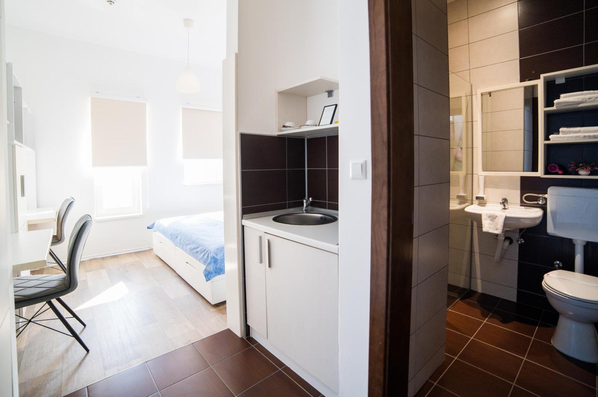 University Hotel Dorrah 투즐라 외부 사진