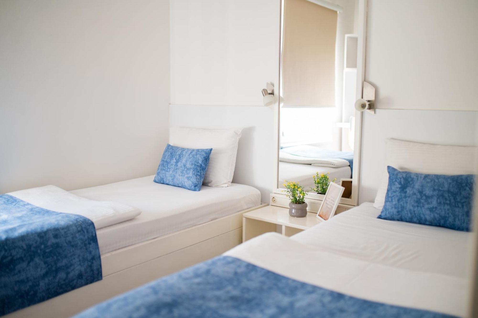 University Hotel Dorrah 투즐라 외부 사진