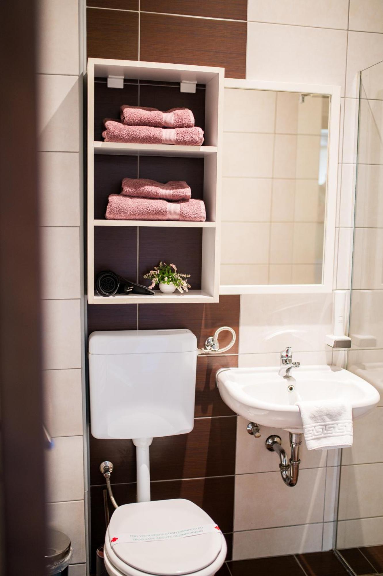 University Hotel Dorrah 투즐라 외부 사진