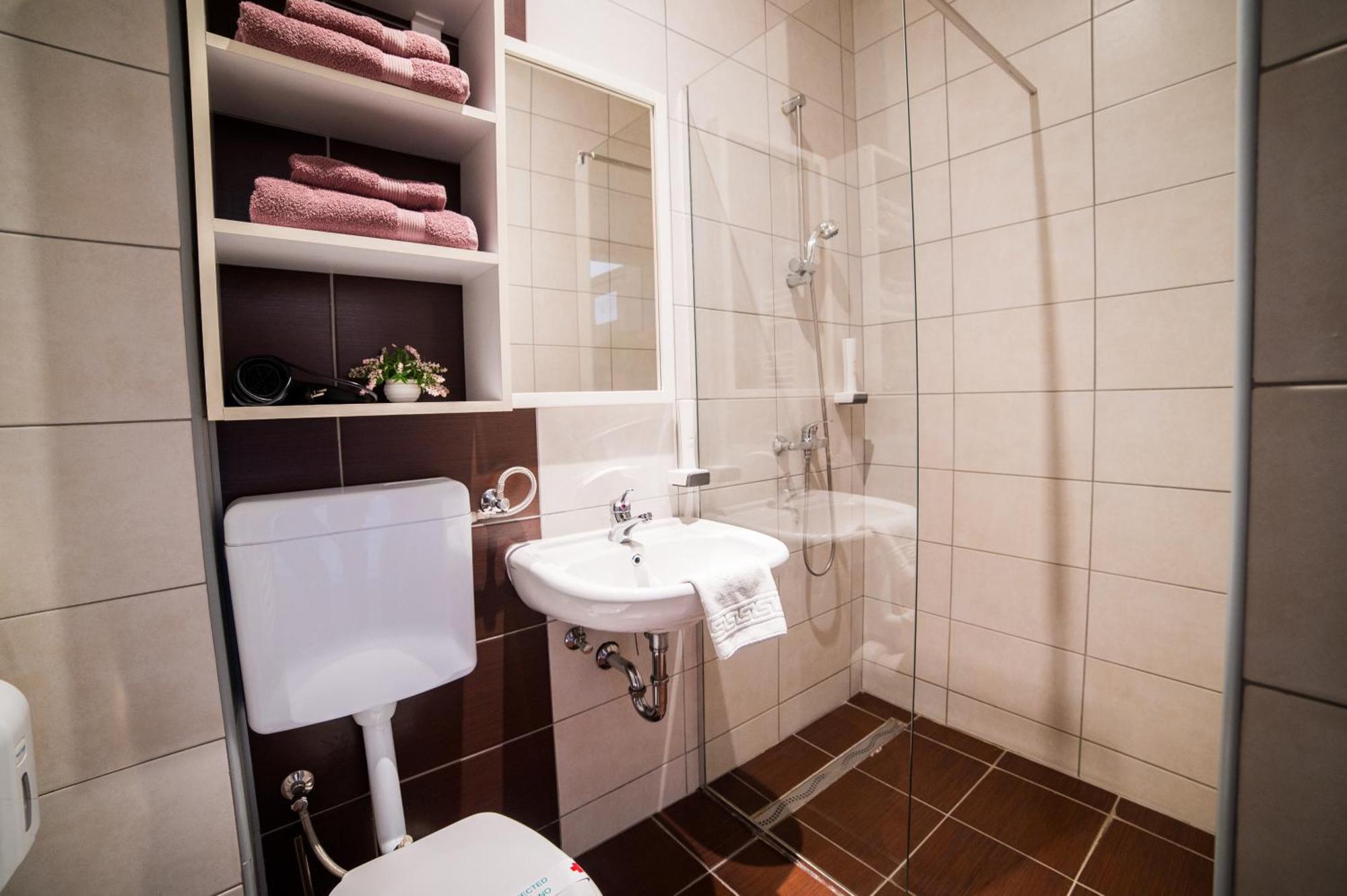 University Hotel Dorrah 투즐라 외부 사진